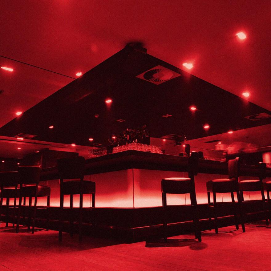LED aydınlatmalı boş bar tezgâhı ve tabureler