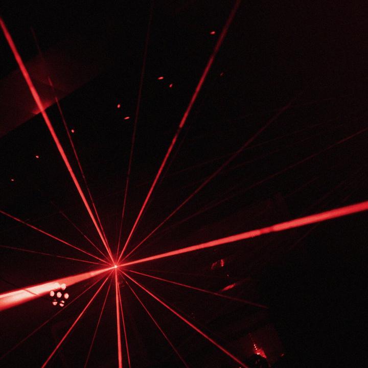 Kulüp tavanında lazer ışınları