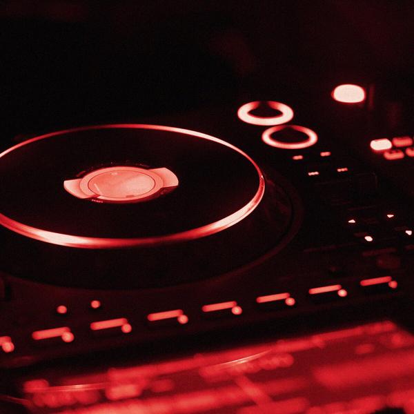 Işıklı DJ çalar ve jog tekerleği, yakın plan